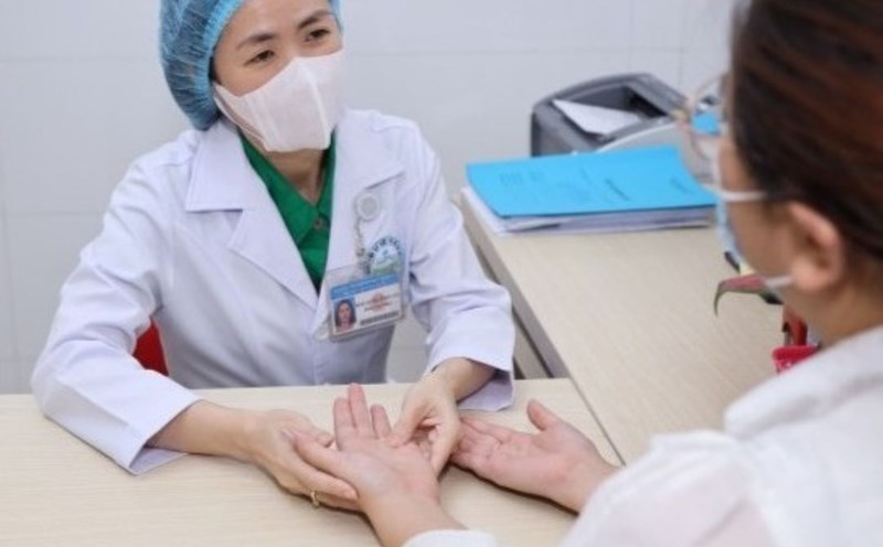 Doctor examines the patient. Photo: Provided by the hospital