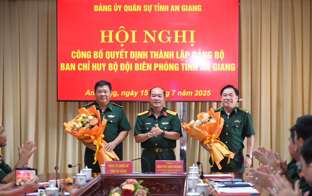 Dai ta Nguyen Van Nganh, Chi huy truong Bo CHQS tinh trao hoa chuc mung Bi thu, Pho Bi thu Dang uy Ban Chi huy Bo doi Bien phong nhiem ky 2025-2030. Anh: Phuong Vu