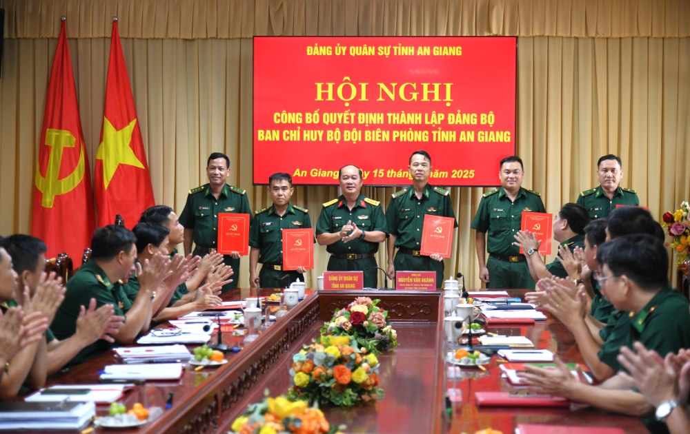 응우옌 반 응안 대령 성 군사령부 사령관이 2025-2030 임기 당위원회 집행위원회 상임위원회 당위원회 서기 국경수비대 사령부 부서기 임명 결정을 수여하고 있습니다. 사진: 프엉 부