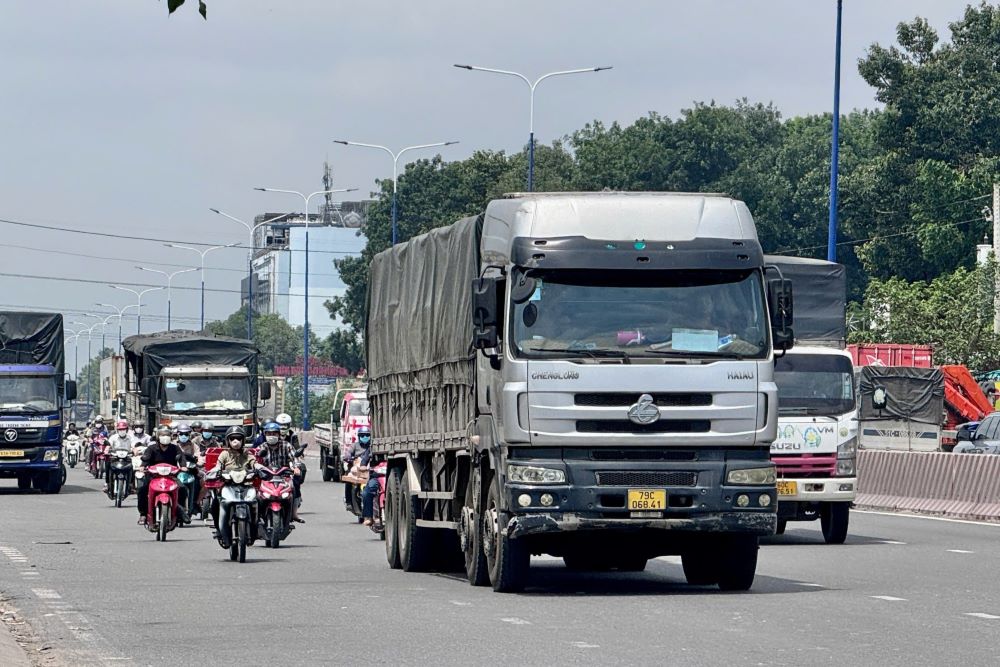 Xe tai, xe cong di chuyen thuan loi tren tuyen DT747B – truc van tai tung bi “dong bang” vi qua tai ha tang nhieu nam truoc. Ảnh: Anh Tu
