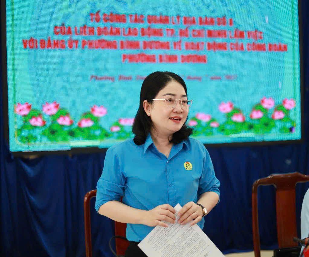 Ms. Nguyen Kim Loan - Vice President of the Ho Chi Minh City Labor Federation spoke at the meeting. Photo: Binh Duong Ward Electronic Information Portal