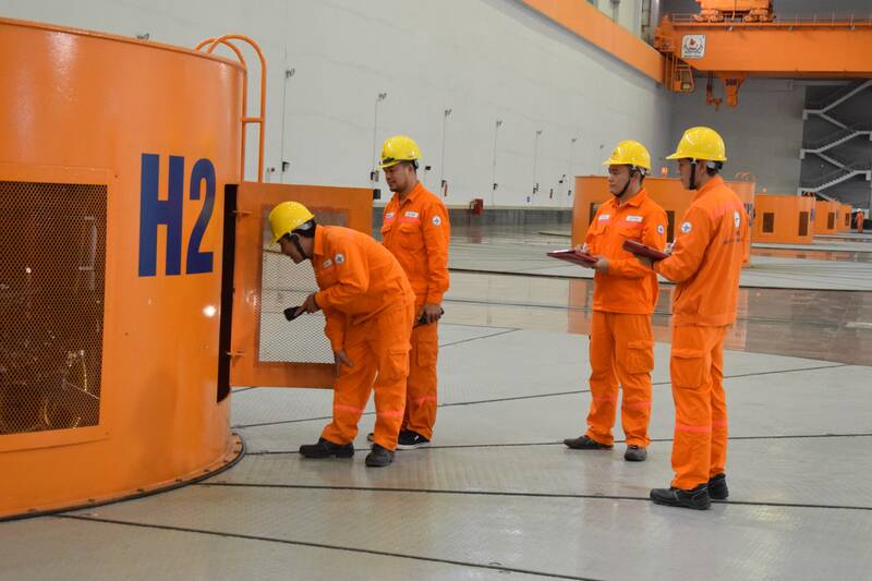 Kỹ sư, công nhân kiểm tra tổ máy H2 tại Nhà máy thủy điện Sơn La. Ảnh: Trường Sơn
