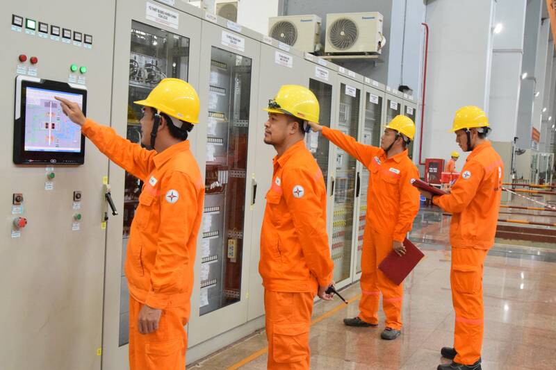 Kỹ sư theo dõi hộp tự động của các tổ máy phát điện. Ảnh: Trường Sơn