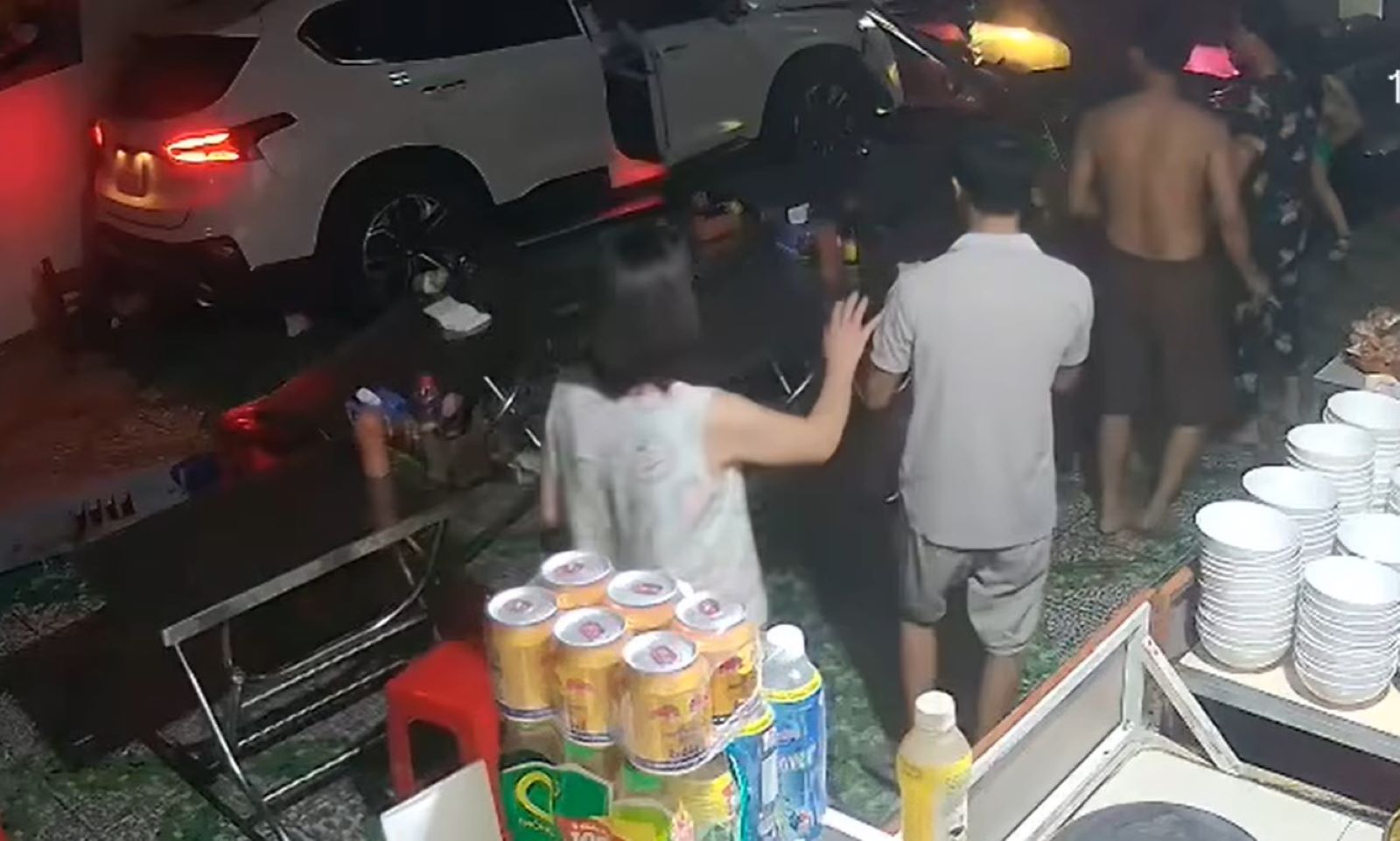 子供用車が門を叩き壊し、住民の家に突っ込みました。カメラで記録されたビデオから切り取られた写真。