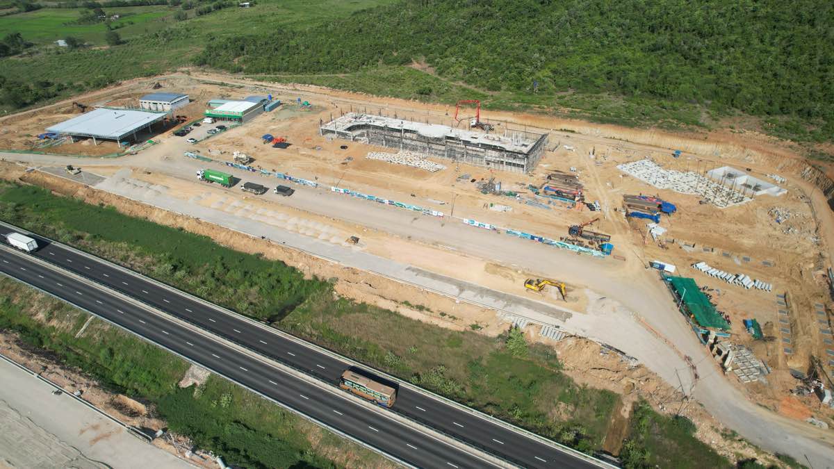 Tram dung nghi tren cao toc Vinh Hao - Phan Thiet dang thi cong. Anh: Duy Tuan