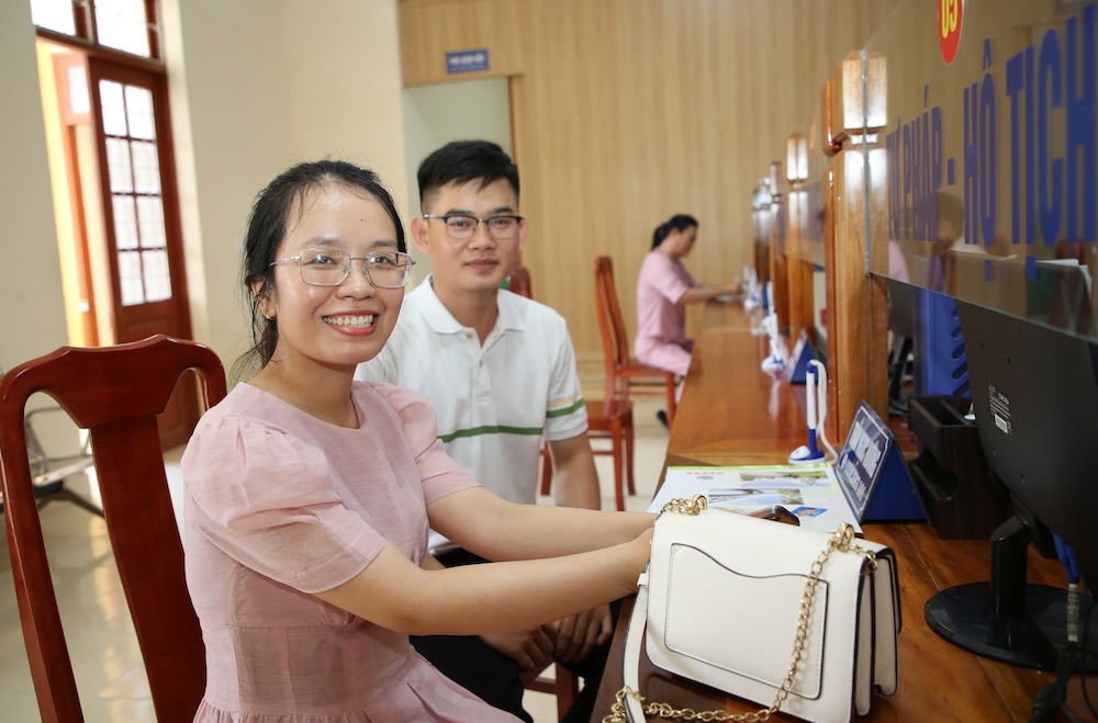 Returning to their hometown for a wedding, the young couple was excited to register their marriage in the new commune very quickly.