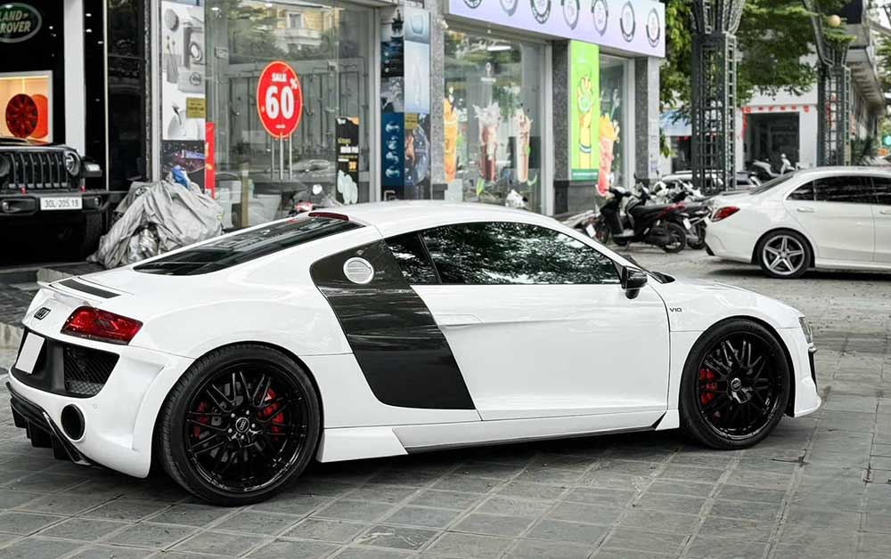 La primera regula del kit de cuerpo Audi R8 acaba de aparecer en Hanoi. Foto: Nguyen Tien