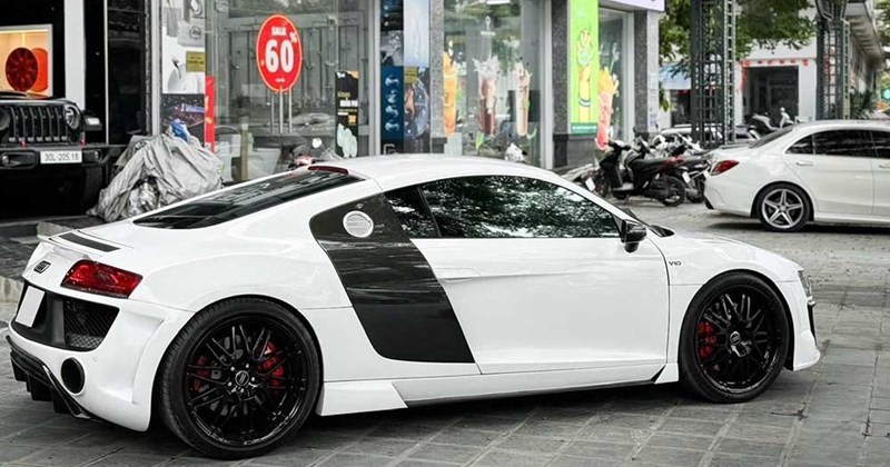 The first generation Audi R8 appears in Hanoi