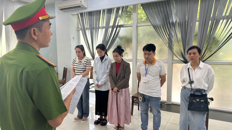 Cơ quan Cảnh sát điều tra Công an TP Đà Nẵng tống đạt các quyết định đối với nhóm đối tượng. Ảnh: Công an TP Đà Nẵng