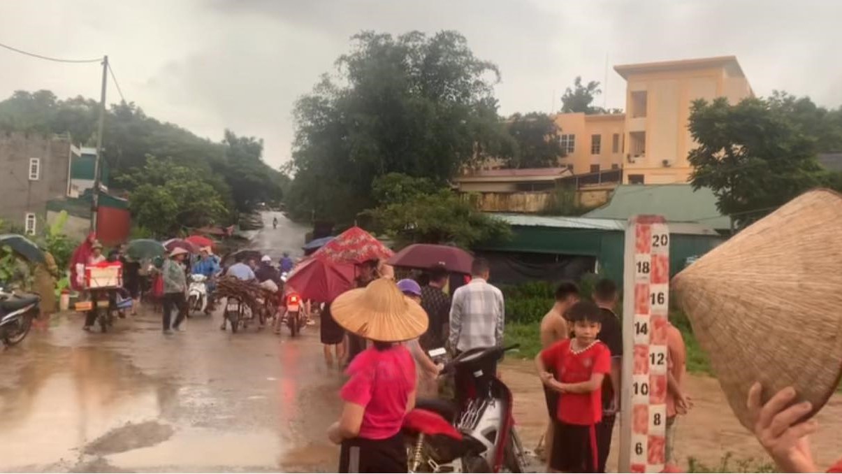 Duc Nhanコミューンの女性が、Chieng小川の近くでオスの餌を食べていたところ、洪水で流されて行方不明になりました。写真:住民提供