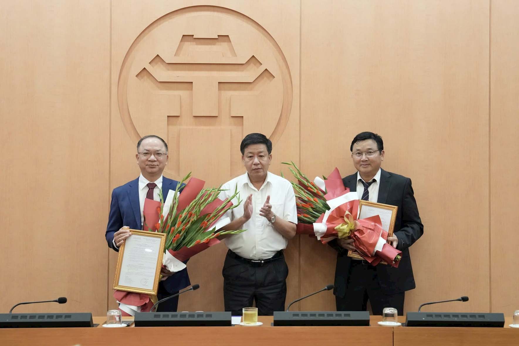 하노이시 인민위원회 부위원장 Duong Duc Tuan이 두 동지에게 꽃을 전달하고 임명 결정을 수여했습니다. 사진: Dinh Hiep