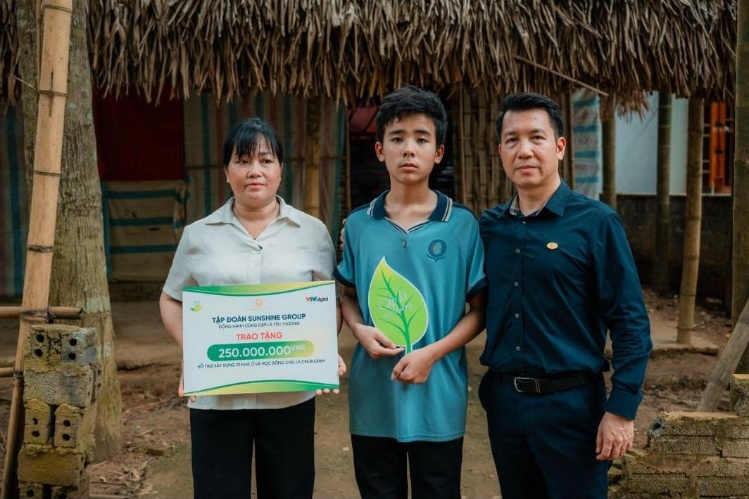 Ong Nguyen Anh Tuan trao 200 trieu dong xay nha va 50 trieu ho tro hoc bong cho gia dinh em Bui Ngoc Ky.