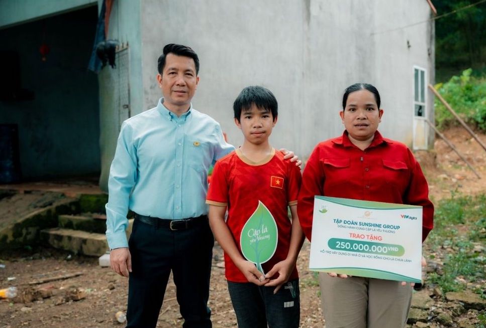 Ong Nguyen Anh Tuan - Pho Tong Giam doc CTCP Kinh doanh BDS Noble (thuoc he sinh thai Sunshine Group) trao 200 trieu dong xay nha va 50 trieu ho tro hoc bong cho gia dinh em Truong Quoc Cuong.