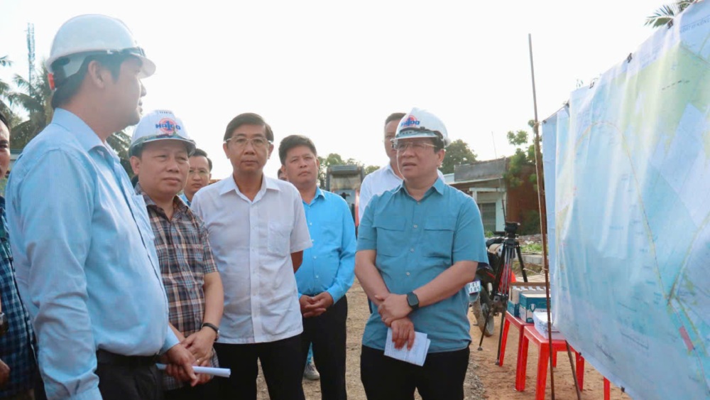 州民委員会の議長Ho Van Mungは、主要なプロジェクトの建設を確認しました。写真：ngoc mai