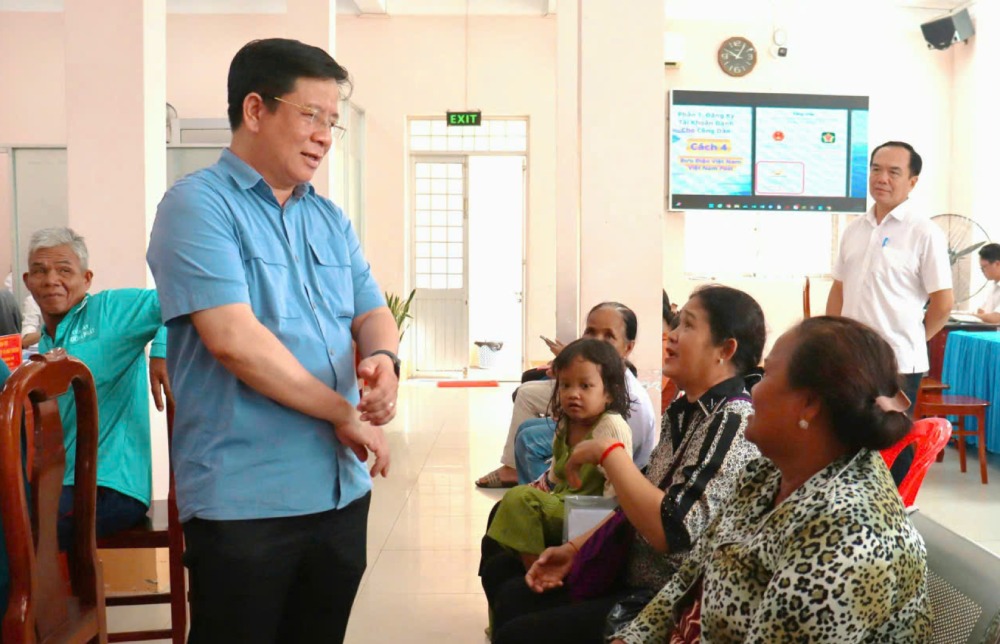 Chu tich UBND tinh Ho Van Mung trao doi voi nguoi dan ve thuc hien thu tuc hanh chinh. Anh: Ngoc Mai