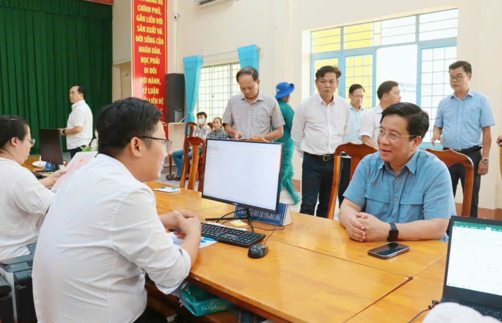 Chu tich UBND tinh Ho Van Mung kiem tra dot xuat cong tac van hanh tai Trung tam Phuc vu hanh chinh cong xa Giang Thanh. Anh: Ngoc Mai