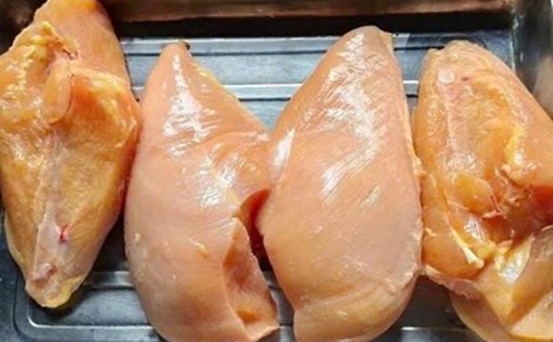 People with liver dysfunction should prioritize easily digestible protein and low ammoniac such as chicken breast. Photo: Kieu Vu