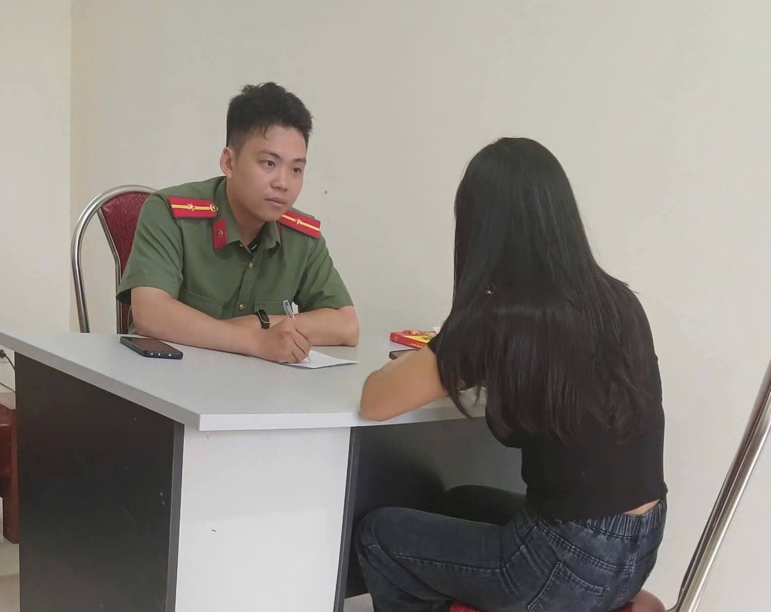 Người dân trình báo việc mình bị các đối tượng giả danh công an gọi điện đe dọa. Ảnh: Công an Cao Bằng