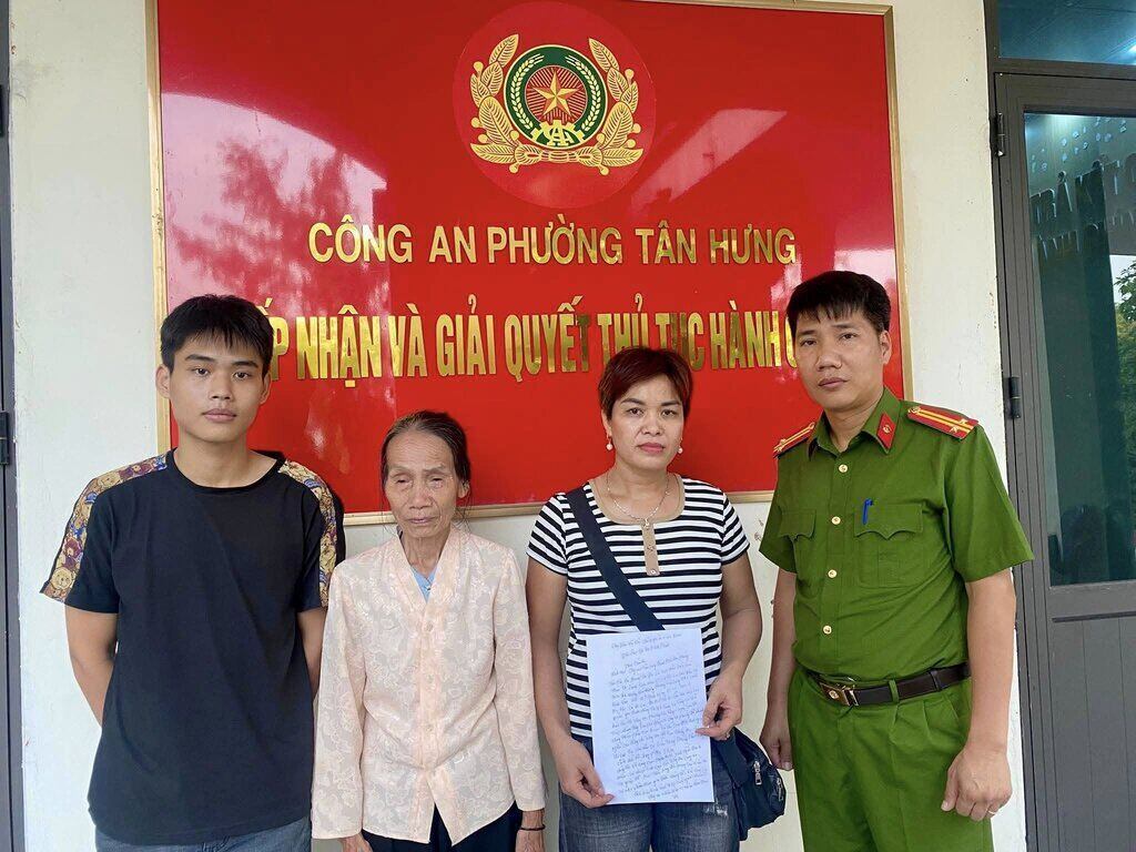 하이퐁시 Tan Hung 경찰서에서 길을 잃은 할머니를 가족에게 돌려보내고 있습니다. 사진: Tan Hung 경찰서