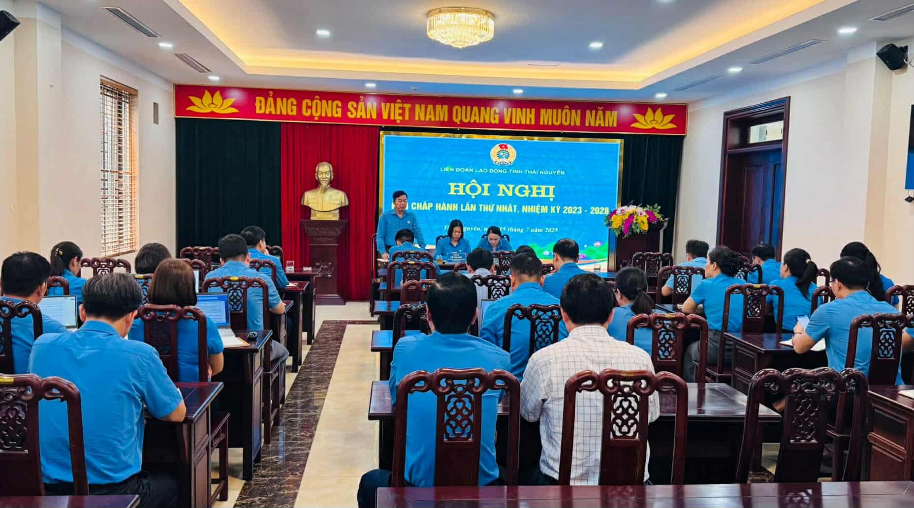 타이응우옌성 노동총연맹은 2023-2028 임기 동안 제1차 집행위원회 회의를 개최했습니다. 사진: 타이응우옌 노동조합