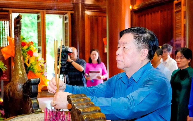 Đồng chí Nguyễn Trọng Nghĩa dâng hoa tưởng niệm Chủ tịch Hồ Chí Minh và các anh hùng liệt sĩ