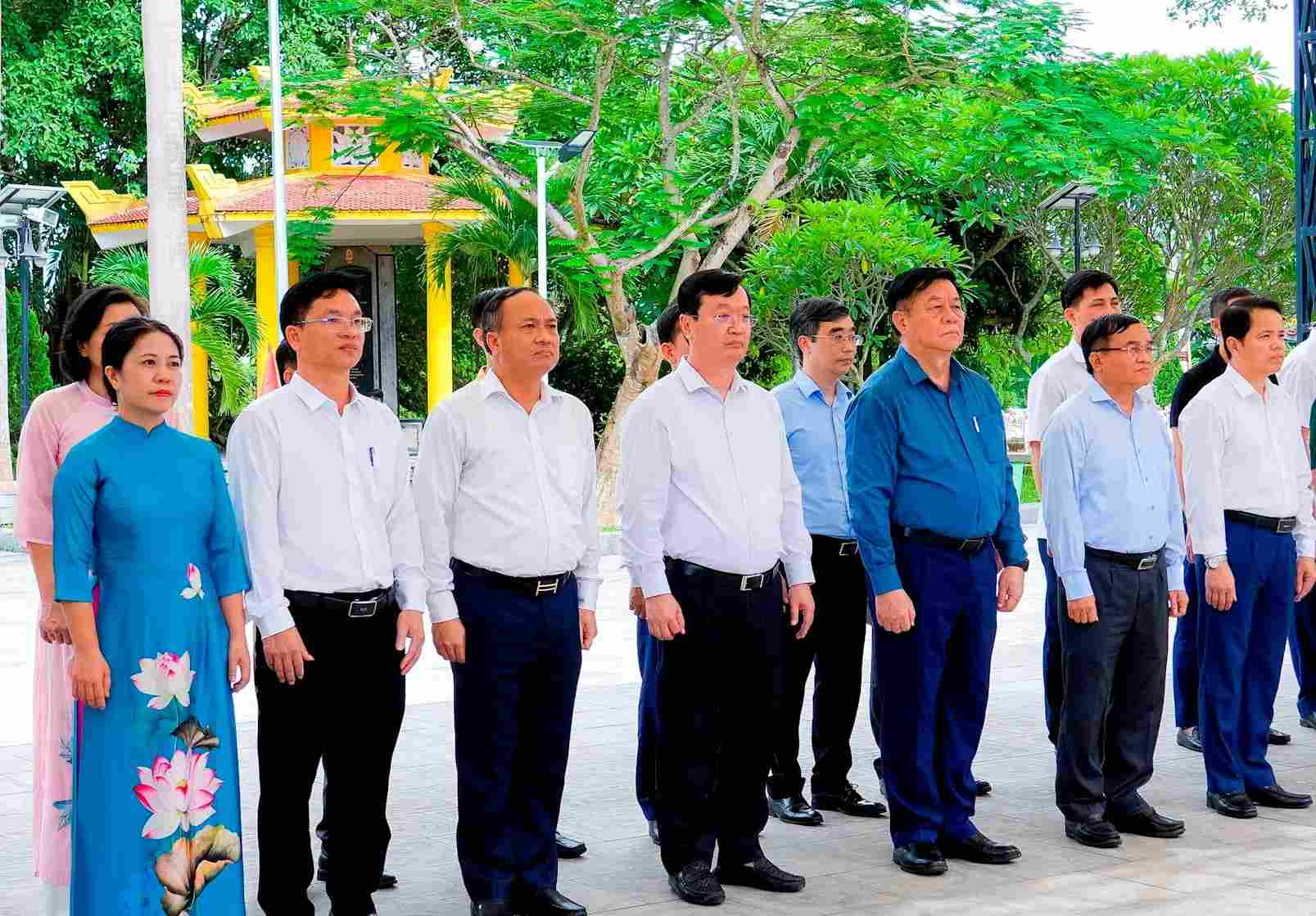 Dong chi Nguyen Trong Nghia - Uy vien Bo Chinh tri, Bi thu Trung uong Dang, Truong ban Tuyen giao va Dan van Trung uong cung doan dai bieu dang hoa tuong niem cac Anh hung liet si tai Nghia trang Liet si quoc te Viet Lao. Anh: Pham Bang