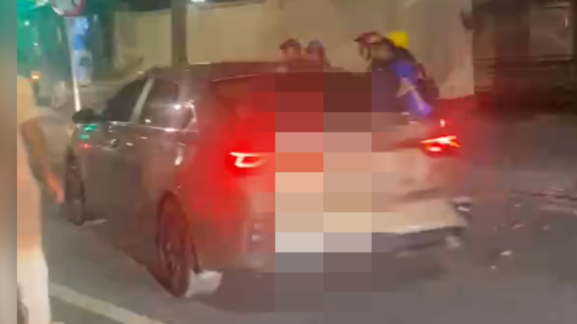 자동차가 오토바이를 들이받고 도주했습니다. 영상에서 캡처한 사진