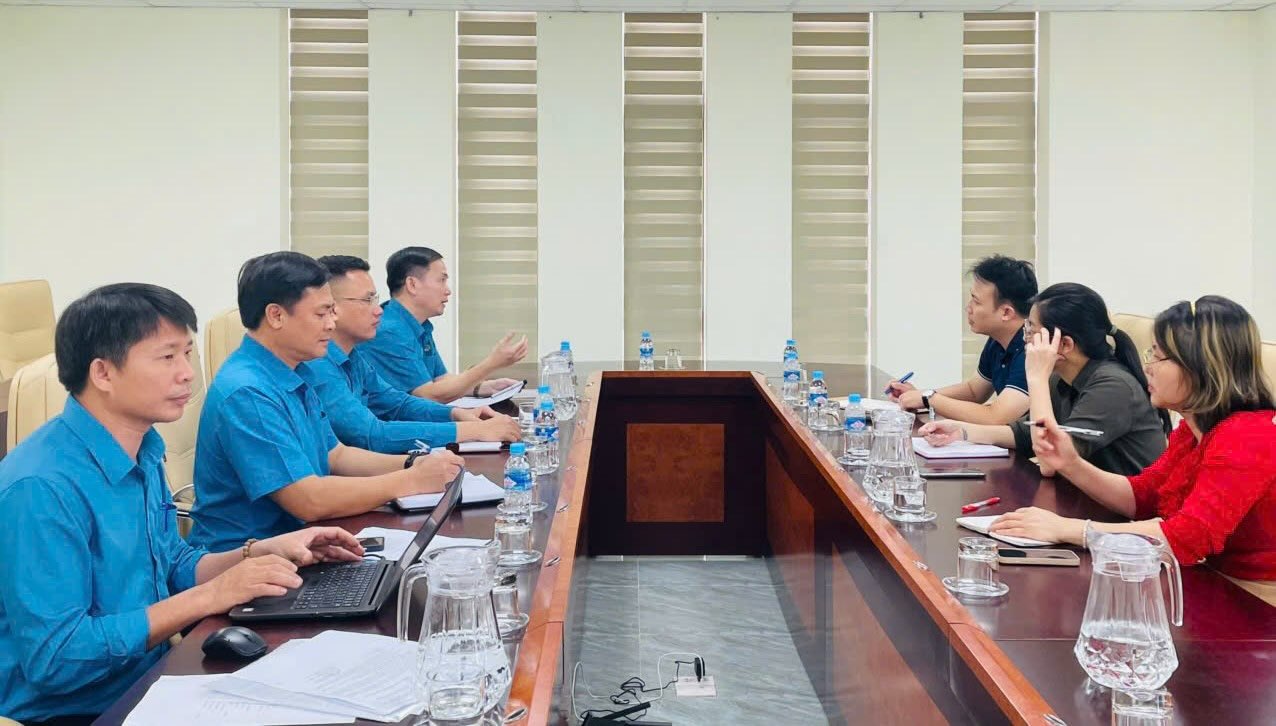 하띤성 노동총연맹 실무단이 V-G 첨단 기술 에너지 솔루션 유한회사 대표와 협력하고 있습니다. 사진: 하띤 노동조합
