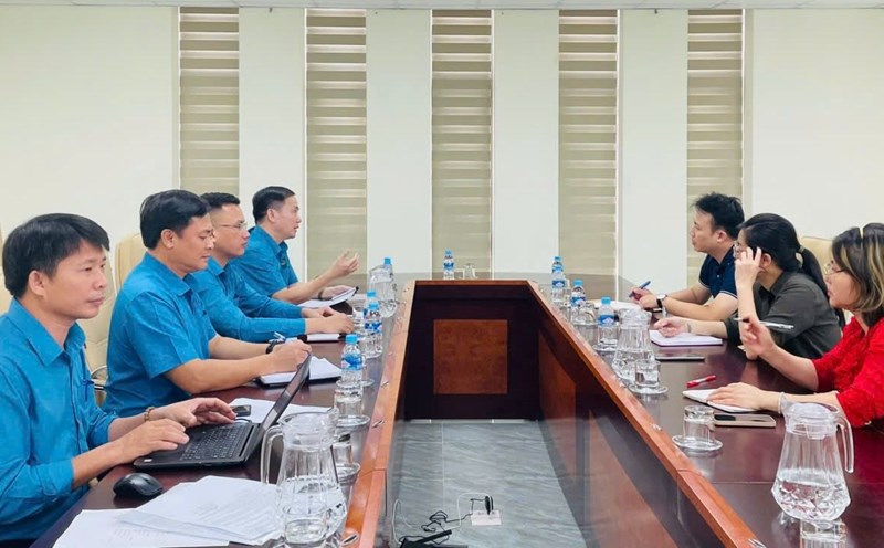The working delegation of the Ha Tinh Provincial Labor Federation worked with representatives of V-G High-Tech Energy Solutions Company Limited. Photo: Ha Tinh Trade Union