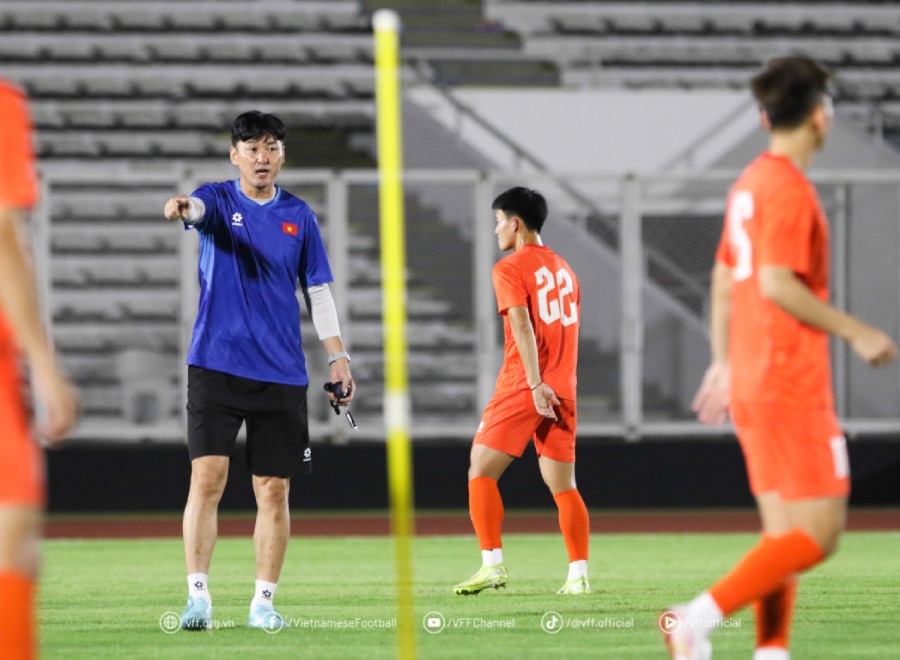 Tro ly Lee Jung-soo dan dat cac cau thu U23 Viet Nam tap luyen. Anh: VFF