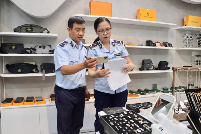 Luc luong chuc nang tai TP Da Nang lien tuc kiem tra, phat hien nhieu cua hang ban hang hoa gia mao nhan hieu noi tieng. Anh: Chi cuc QLTT Da Nang