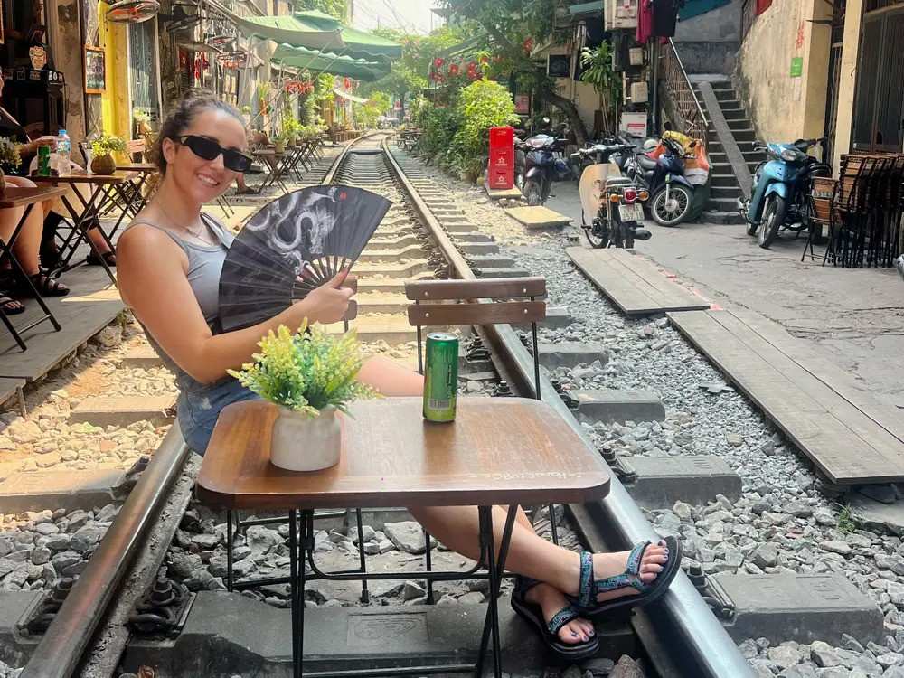 ភ្ញៀវ​ទេសចរ​ស្រី​មក​ទស្សនា​ផ្លូវ​រថភ្លើង​ក្នុង​ទីក្រុង​ហាណូយ។ រូបថត៖ ប៊ី