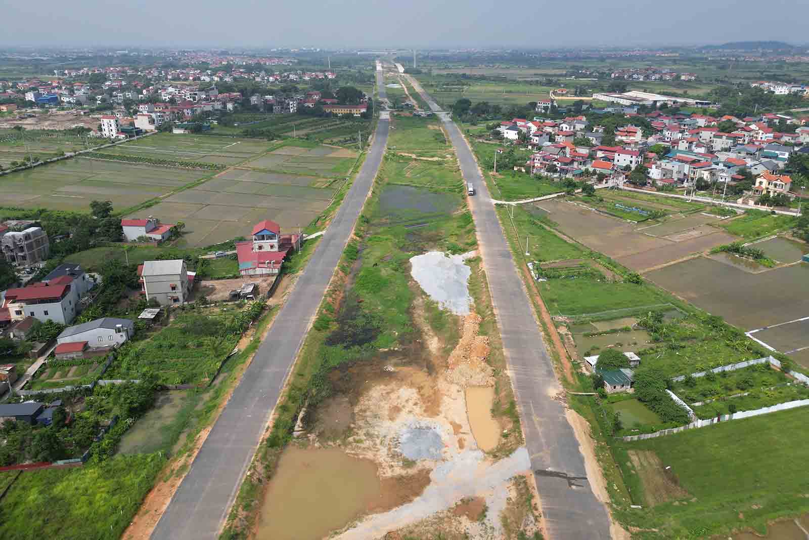 Nhiều đoạn tuyến đã được thảm nhựa mặt đường. Ảnh: Sóng Hữu