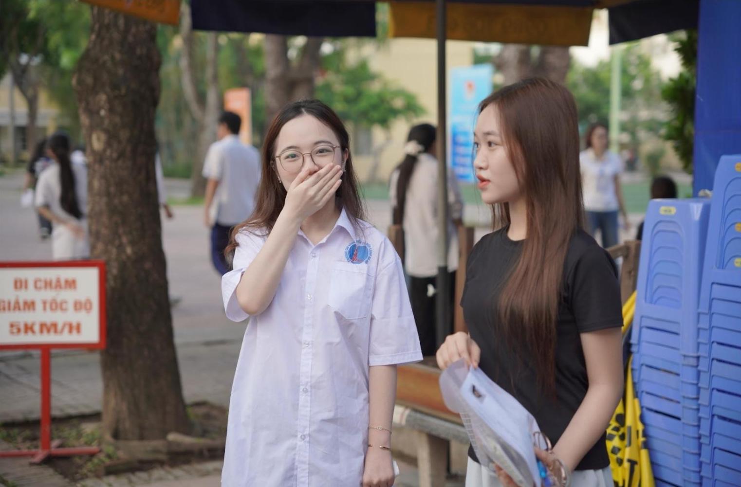 Los candidatos tomaron el examen de graduacion de la escuela secundaria en 2025. Foto: Vu Linh
