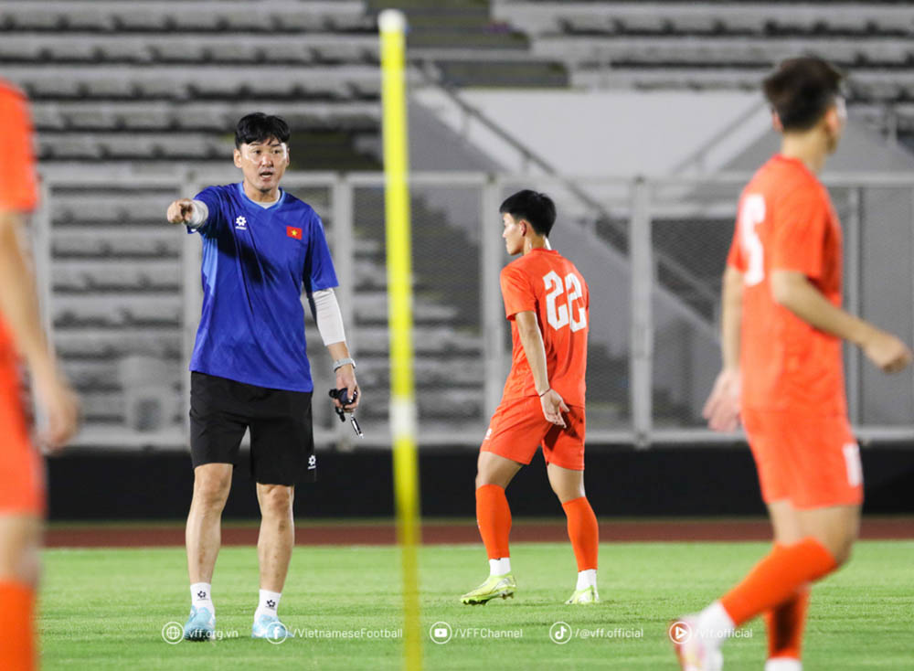 Tro ly Lee Jung-soo dieu hanh buoi tap. Anh: VFF