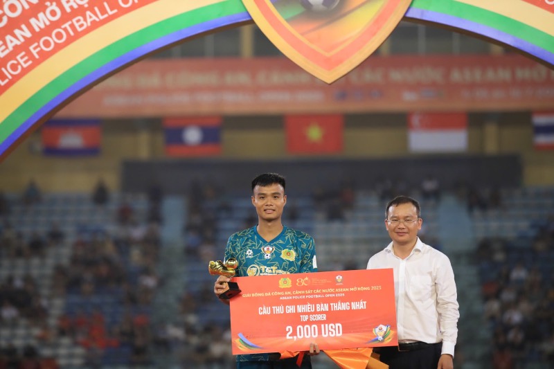 Tran Duc Nam gianh giai Vua pha luoi va Cau thu xuat sac nhat. Anh: Minh Dan