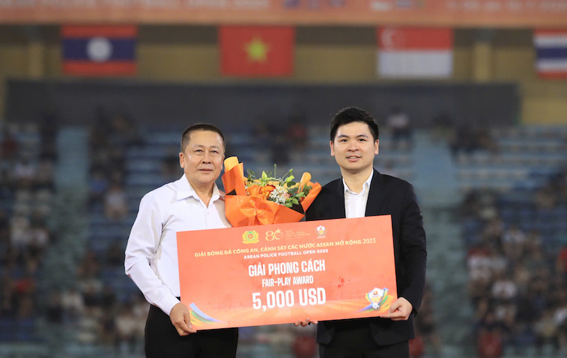 Ong Do Vinh Quang – Pho Chu tich Tap doan T&T Group trao Giai phong cach cho dai dien doi Lao. Anh: Minh Dan