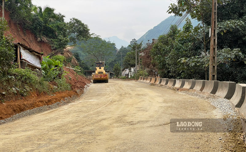 Mot du an lam duong vao trung tam xa Phuc Khanh, huyen Bao Yen cu. Anh: Dinh Dai.