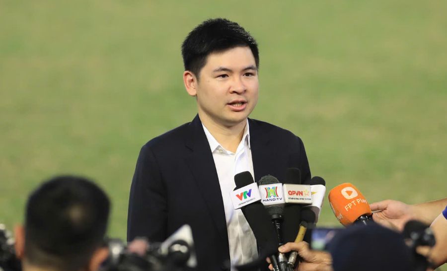 Mr. Do Vinh Quang - Vice President of T&T Group (main sponsor) spoke after the 2025 ASEAN Police and Police Tournament. Photo: Minh Dan