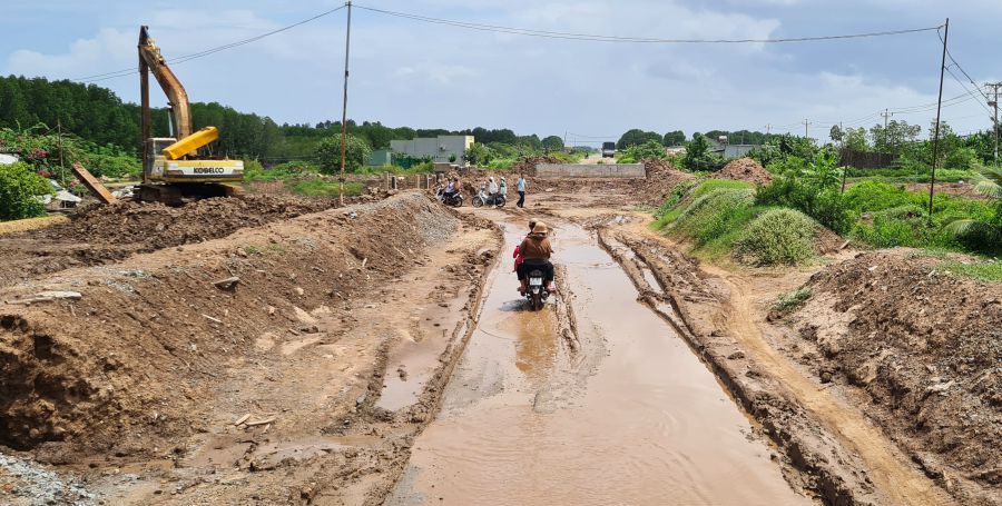 박리에우성 기후 변화 방지를 위한 긴급 동해 제방 건설 및 업그레이드' 프로젝트는 많은 구간이 부지 문제에 걸림돌이 없지만 시공이 매우 느리고 통행이 어렵습니다. 사진: Nhat Ho
