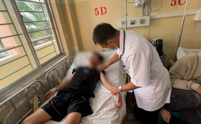 Patient with dengue fever was hospitalized. Photo: Nguyen Ly