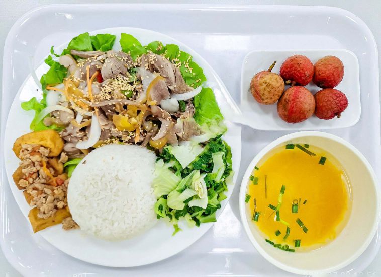 Welstory Vietnam 회사가 제공한 노동자 식사에는 디저트로 리치가 추가되었습니다. 사진: Welstory Vietnam 회사