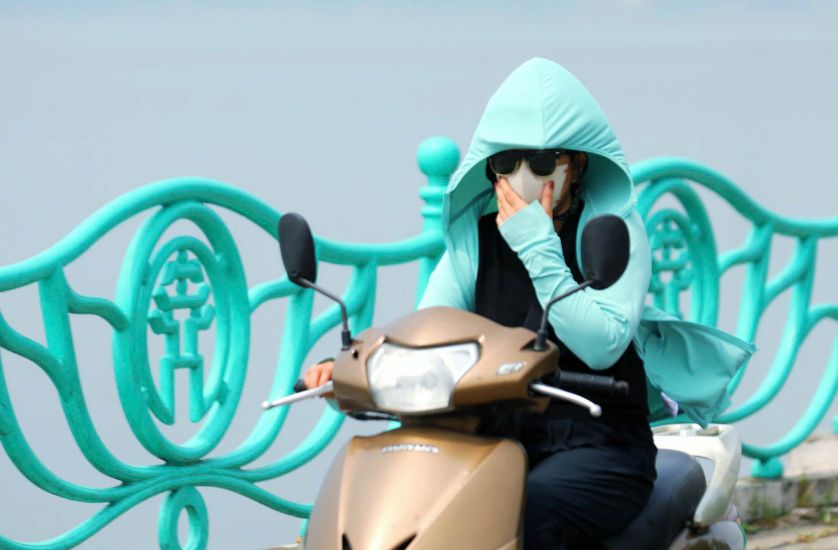 불쾌한 분위기 사람들이 길을 나설 때 꽁꽁 싸매고 있다. 7월 14일 촬영 사진: To The