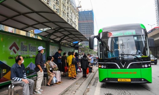 Hà Nội tập trung phát triển mạng lưới giao thông công cộng đa phương thức, sử dụng năng lượng sạch, ưu tiên sử dụng xe buýt điện, tàu điện. Ảnh: Lê Khánh