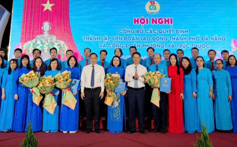 Ms. Phan Thi Thuy Linh - Vice President of the City's Vietnam Fatherland Front Committee, President of the Da Nang City Labor Federation congratulated the Chairmen of 24 commune and ward trade unions. Photo: Tuong Minh