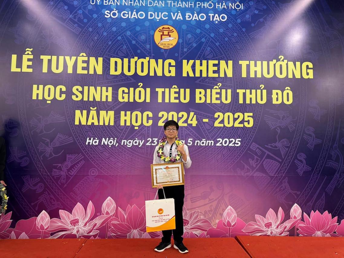 Em Nguyen Duy Phong - hoc sinh lop 12A5 THPT Chuong My A la mot trong 9 thu khoa toan quoc ki thi tot nghiep THPT 2025 to hop A00. Anh: Nha truong cung cap
