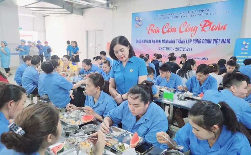 Union meal of industrial park workers in Hai Phong. Photo: Mai Dung