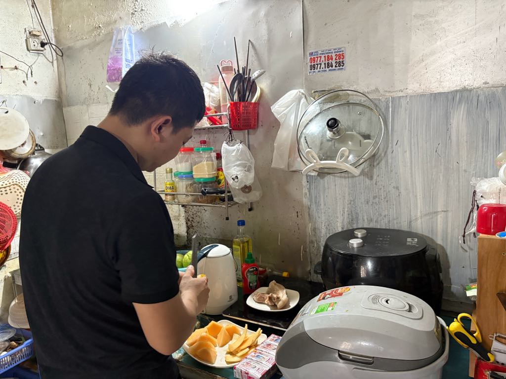 Male worker Nguyen Thanh Tinh hopes that the basic salary will increase to have a higher income, contributing to improving life. Photo: Bao Han