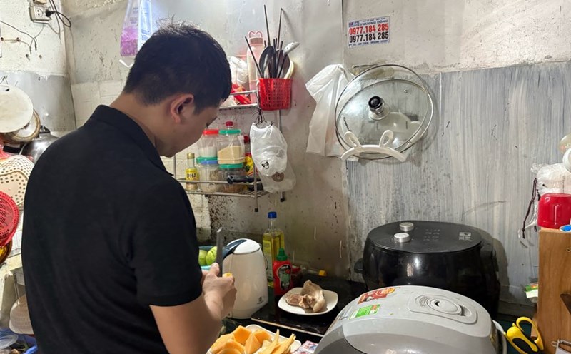 Male worker Nguyen Thanh Tinh hopes that the basic salary will increase to have a higher income, contributing to improving life. Photo: Bao Han