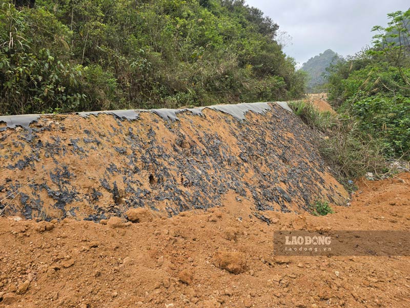 Khu xử lý rác tại xã Trà Lĩnh thực hiện sai quy trình, vải địa lót hố bị đốt cháy nham nhở. Ảnh: Tân Văn
